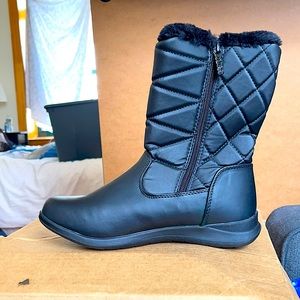 *BRAND NEW* Totes Brand Snow Boots - SIZE 8